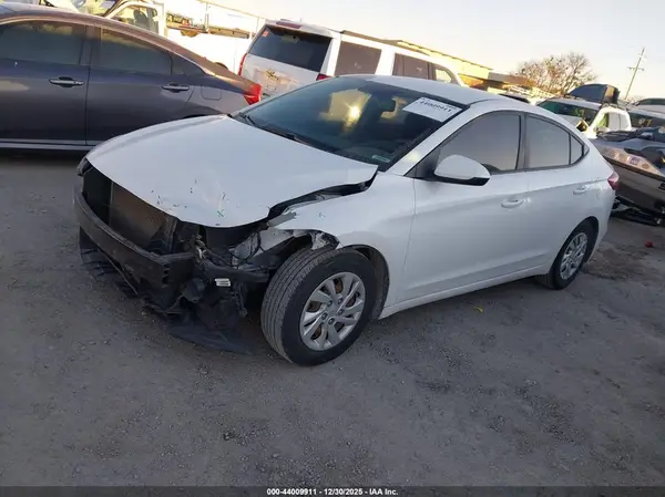 5NPD74LF7JH349911 2018 HYUNDAI ELANTRA - Image 2