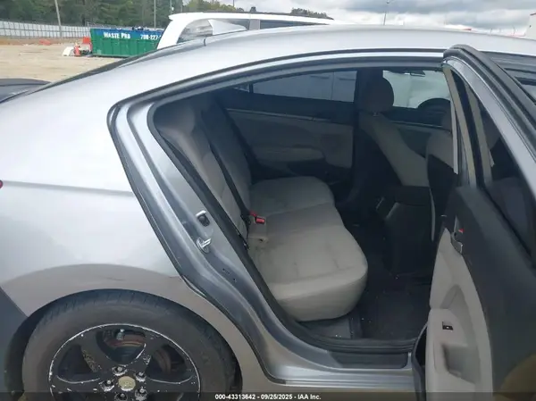 5NPD74LF8HH126688 2017 HYUNDAI ELANTRA - Image 8