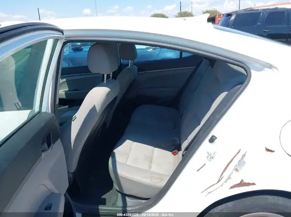 5NPD74LFXHH111741 2017 HYUNDAI ELANTRA - Image 8