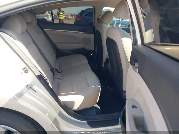 5NPD74LFXHH141807 2017 HYUNDAI ELANTRA - Image 8