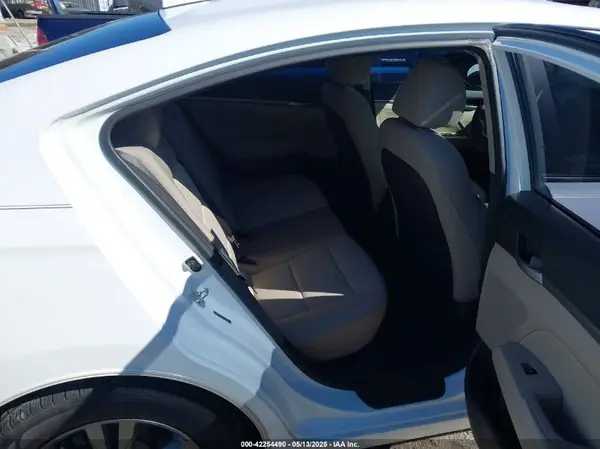 5NPD84LF1JH228000 2018 HYUNDAI ELANTRA - Image 8
