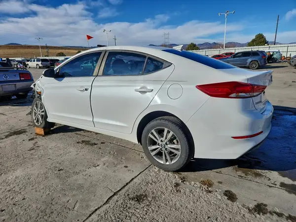 5NPD84LF3JH329832 2018 HYUNDAI ELANTRA - Image 2