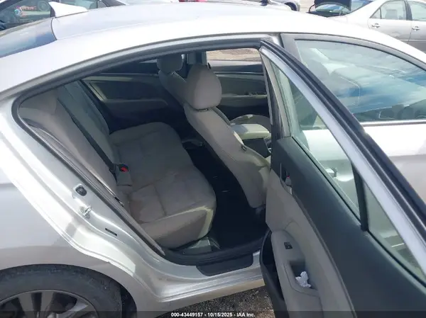 5NPD84LF4JH334022 2018 HYUNDAI ELANTRA - Image 8