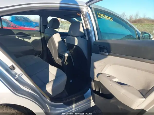 5NPD84LF6HH002108 2017 HYUNDAI ELANTRA - Image 8