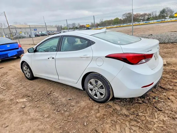 5NPDH4AE0GH762057 2016 HYUNDAI ELANTRA - Image 2