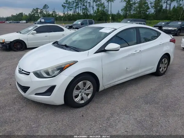 5NPDH4AE1GH665563 2016 HYUNDAI ELANTRA - Image 2