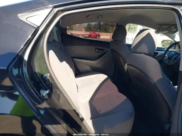 5NPDH4AE1GH694674 2016 HYUNDAI ELANTRA - Image 8