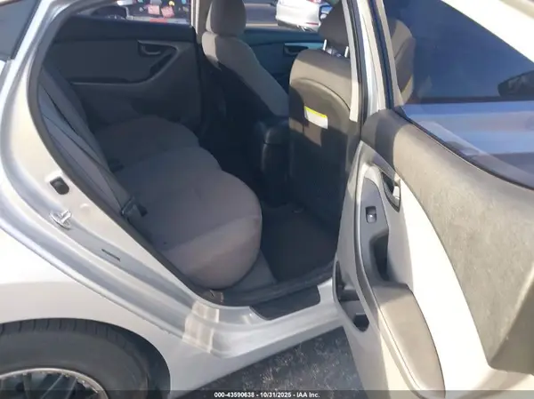 5NPDH4AE1GH695081 2016 HYUNDAI ELANTRA - Image 8