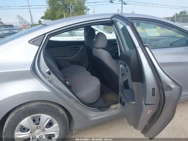 5NPDH4AE1GH729181 2016 HYUNDAI ELANTRA - Image 8
