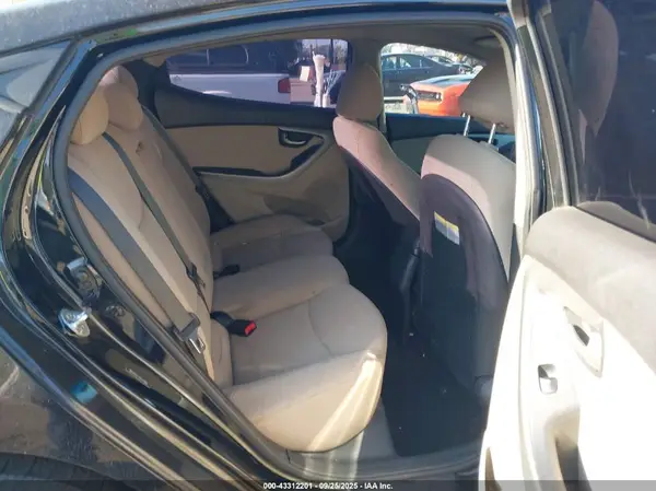 5NPDH4AE1GH747826 2016 HYUNDAI ELANTRA - Image 8