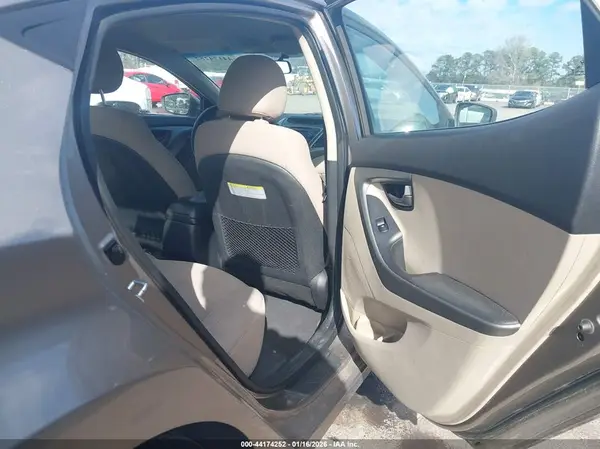 5NPDH4AE1GH754582 2016 HYUNDAI ELANTRA - Image 8