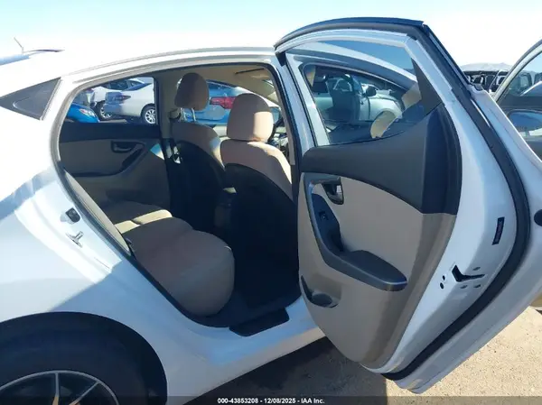 5NPDH4AE1GH792880 2016 HYUNDAI ELANTRA - Image 8
