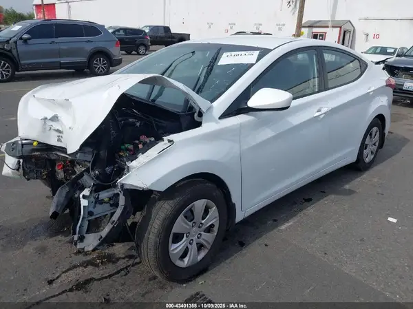 5NPDH4AE2GH667306 2016 HYUNDAI ELANTRA - Image 2