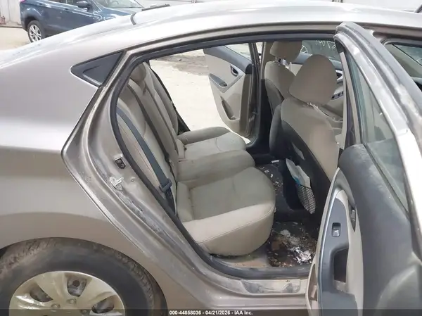 5NPDH4AE2GH686261 2016 HYUNDAI ELANTRA - Image 8