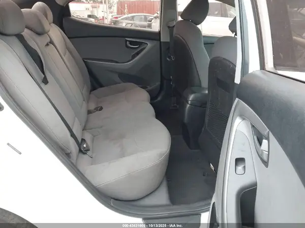 5NPDH4AE2GH687829 2016 HYUNDAI ELANTRA - Image 8