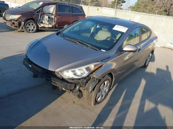 5NPDH4AE2GH698393 2016 HYUNDAI ELANTRA - Image 2