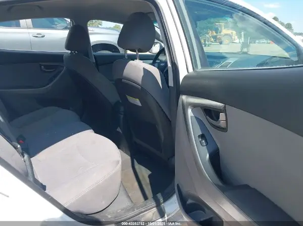 5NPDH4AE2GH744773 2016 HYUNDAI ELANTRA - Image 8