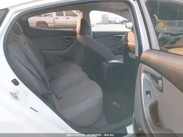 5NPDH4AE3GH686110 2016 HYUNDAI ELANTRA - Image 8