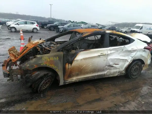 5NPDH4AE3GH725617 2016 HYUNDAI ELANTRA - Image 2
