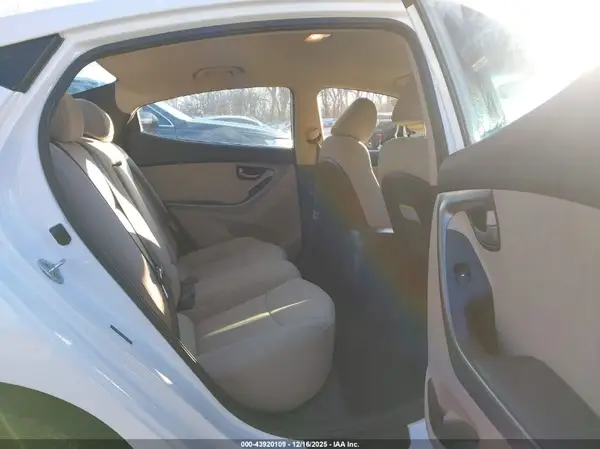5NPDH4AE4GH792663 2016 HYUNDAI ELANTRA - Image 8