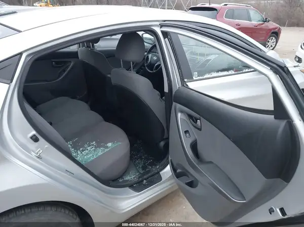 5NPDH4AE5GH677084 2016 HYUNDAI ELANTRA - Image 8