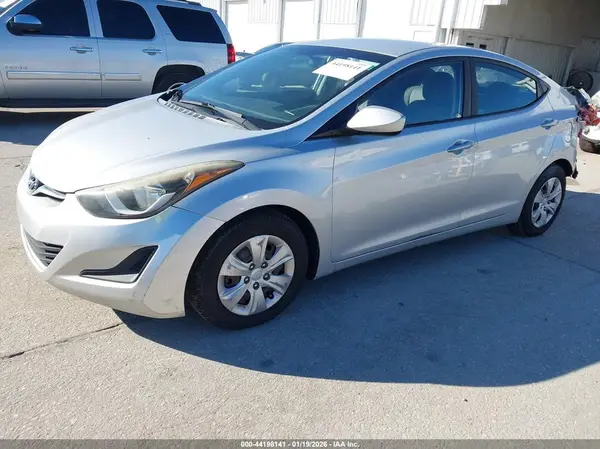 5NPDH4AE6GH785682 2016 HYUNDAI ELANTRA - Image 2