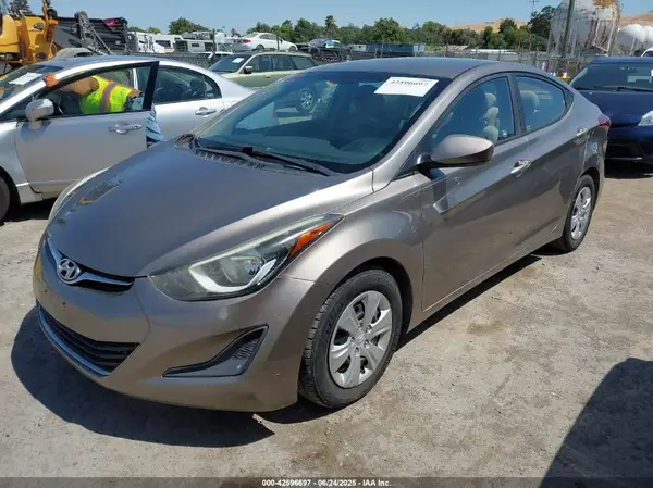 5NPDH4AE8GH676401 2016 HYUNDAI ELANTRA - Image 2