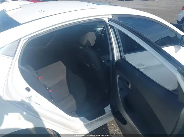 5NPDH4AE8GH689701 2016 HYUNDAI ELANTRA - Image 8