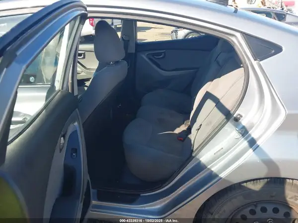 5NPDH4AE9GH678092 2016 HYUNDAI ELANTRA - Image 8
