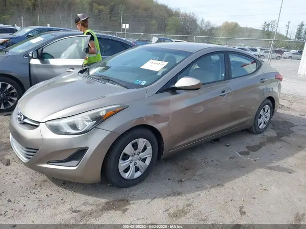 5NPDH4AE9GH698374 2016 HYUNDAI ELANTRA - Image 2