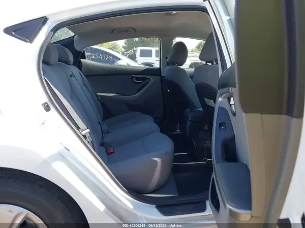 5NPDH4AE9GH741658 2016 HYUNDAI ELANTRA - Image 8