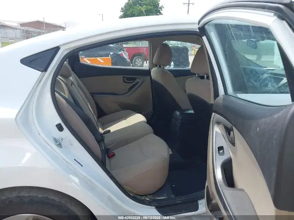 5NPDH4AEXGH785541 2016 HYUNDAI ELANTRA - Image 8