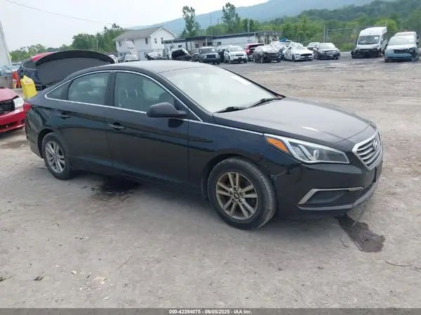 5NPE24AF2HH481894 2017 HYUNDAI SONATA - Image 1