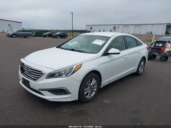 5NPE24AF2HH570610 2017 HYUNDAI SONATA - Image 2