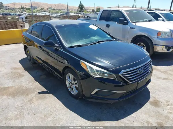 5NPE24AF2HH578111 2017 HYUNDAI SONATA - Image 1