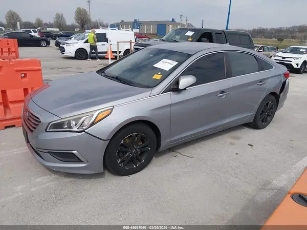 5NPE24AF2HH580313 2017 HYUNDAI SONATA - Image 2