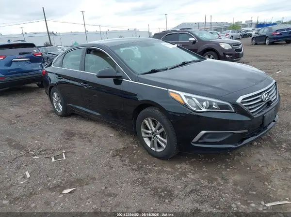 5NPE24AF3HH535588 2017 HYUNDAI SONATA - Image 1