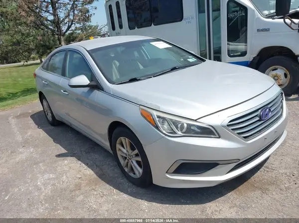 5NPE24AF4HH445933 2017 HYUNDAI SONATA - Image 1