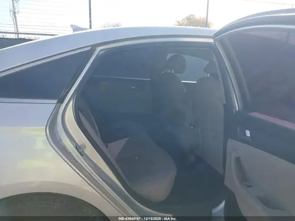 5NPE24AF5HH472025 2017 HYUNDAI SONATA - Image 8