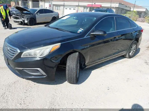 5NPE24AF8HH447085 2017 HYUNDAI SONATA - Image 2