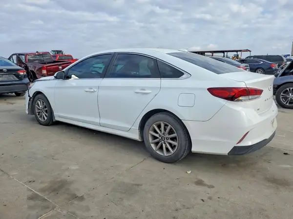 5NPE24AF8JH685573 2018 HYUNDAI SONATA - Image 2
