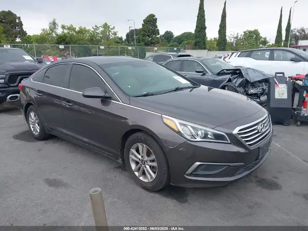 5NPE24AFXHH574565 2017 HYUNDAI SONATA - Image 1