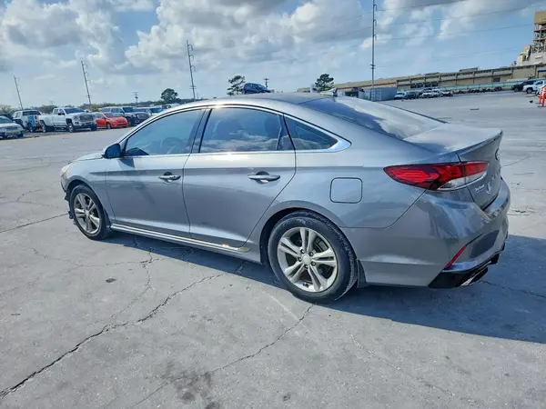5NPE34AF0JH680557 2018 HYUNDAI SONATA - Image 2