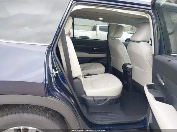 5TDAAAB51SS082417 2025 TOYOTA HIGHLANDER - Image 8