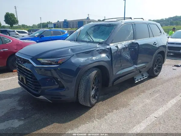 5TDAAAB57RS035242 2024 TOYOTA HIGHLANDER - Image 2