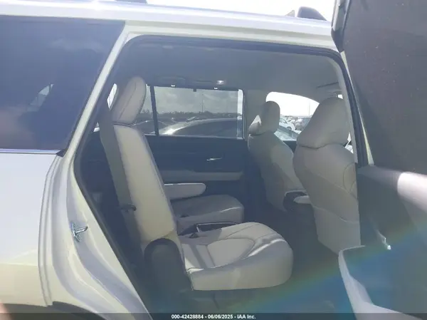 5TDAAAB59SS076445 2025 TOYOTA HIGHLANDER - Image 8