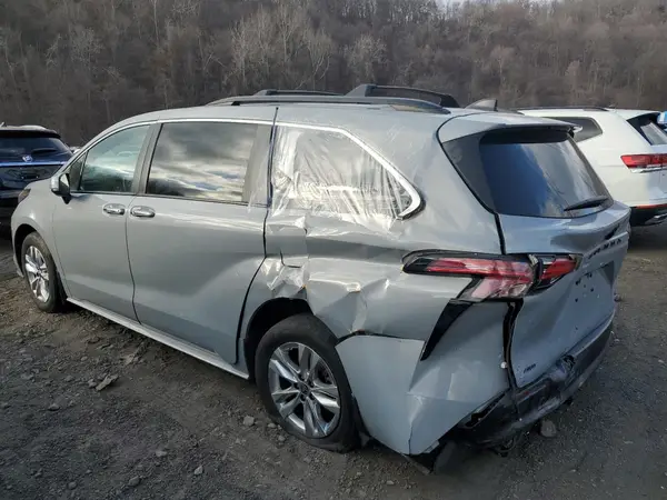 5TDASKFC7NS050054 2022 TOYOTA SIENNA - Image 2