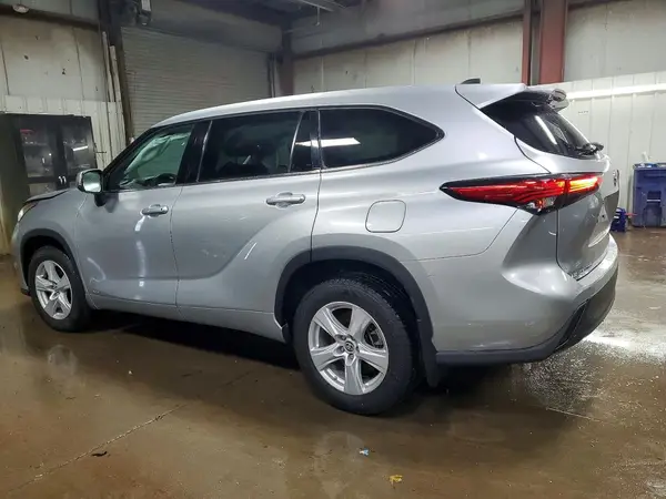 5TDBBRCH1NS559280 2022 TOYOTA HIGHLANDER - Image 2