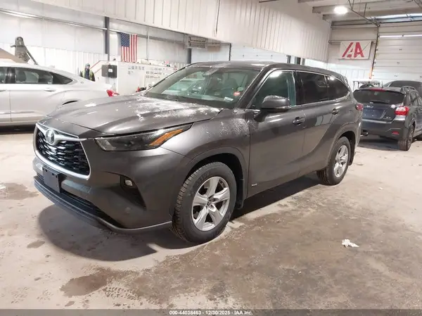 5TDBBRCH2NS085131 2022 TOYOTA HIGHLANDER - Image 2