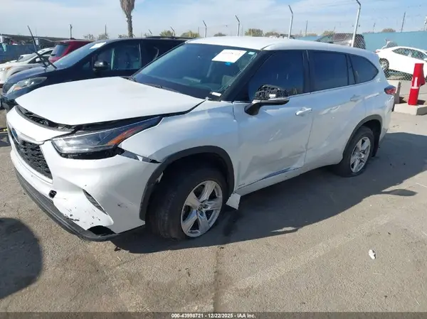 5TDBBRCH2PS564667 2023 TOYOTA HIGHLANDER - Image 2